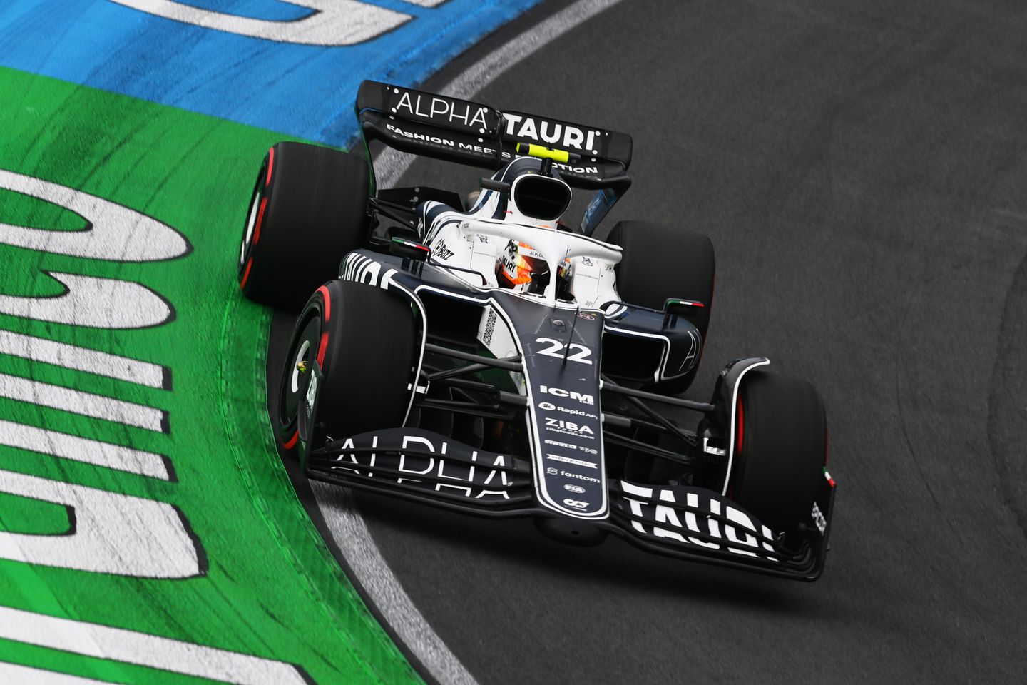 红牛车队横扫梅赛德斯,拉塞尔扛起全队 红牛车队横扫梅赛德斯,拉塞尔扛起全队