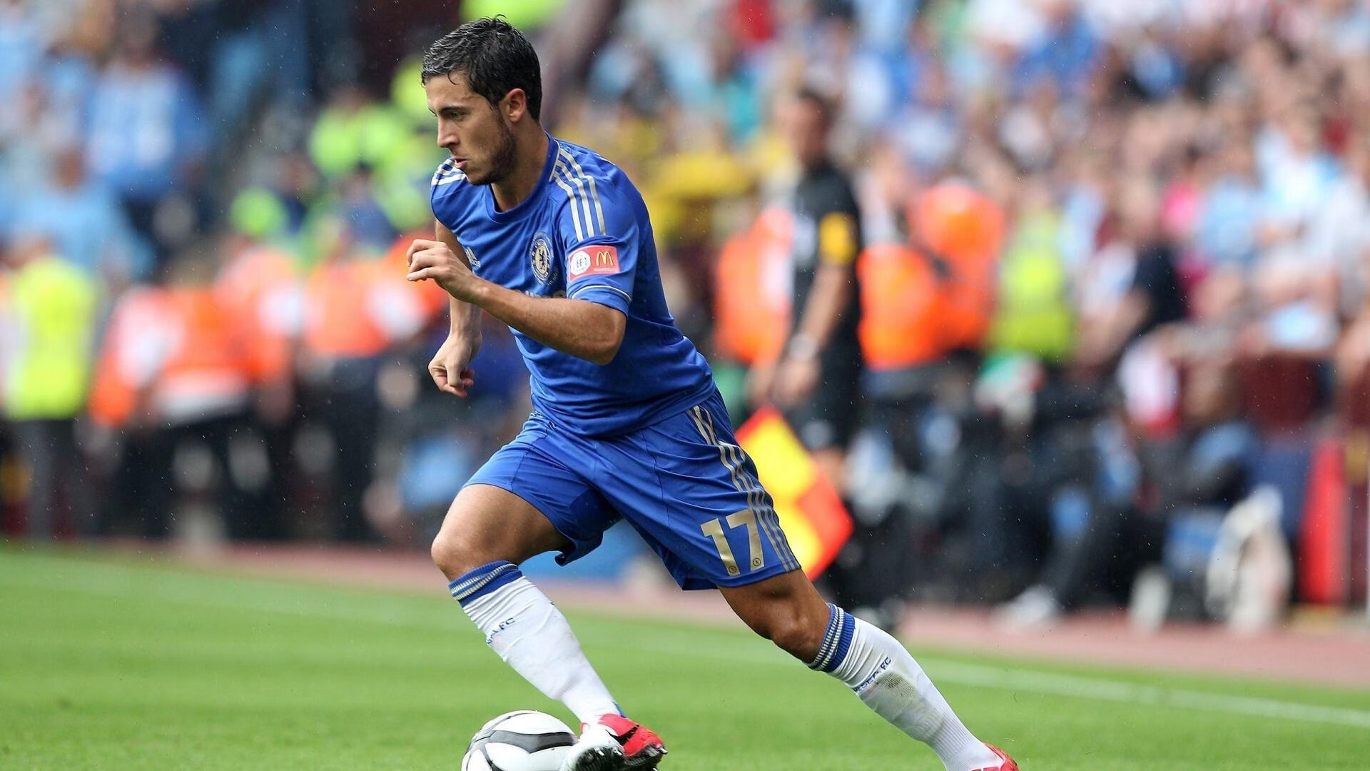 欧冠淘汰赛焦点战，当欧洲足球的硝烟，遇见中国篮球的汗水