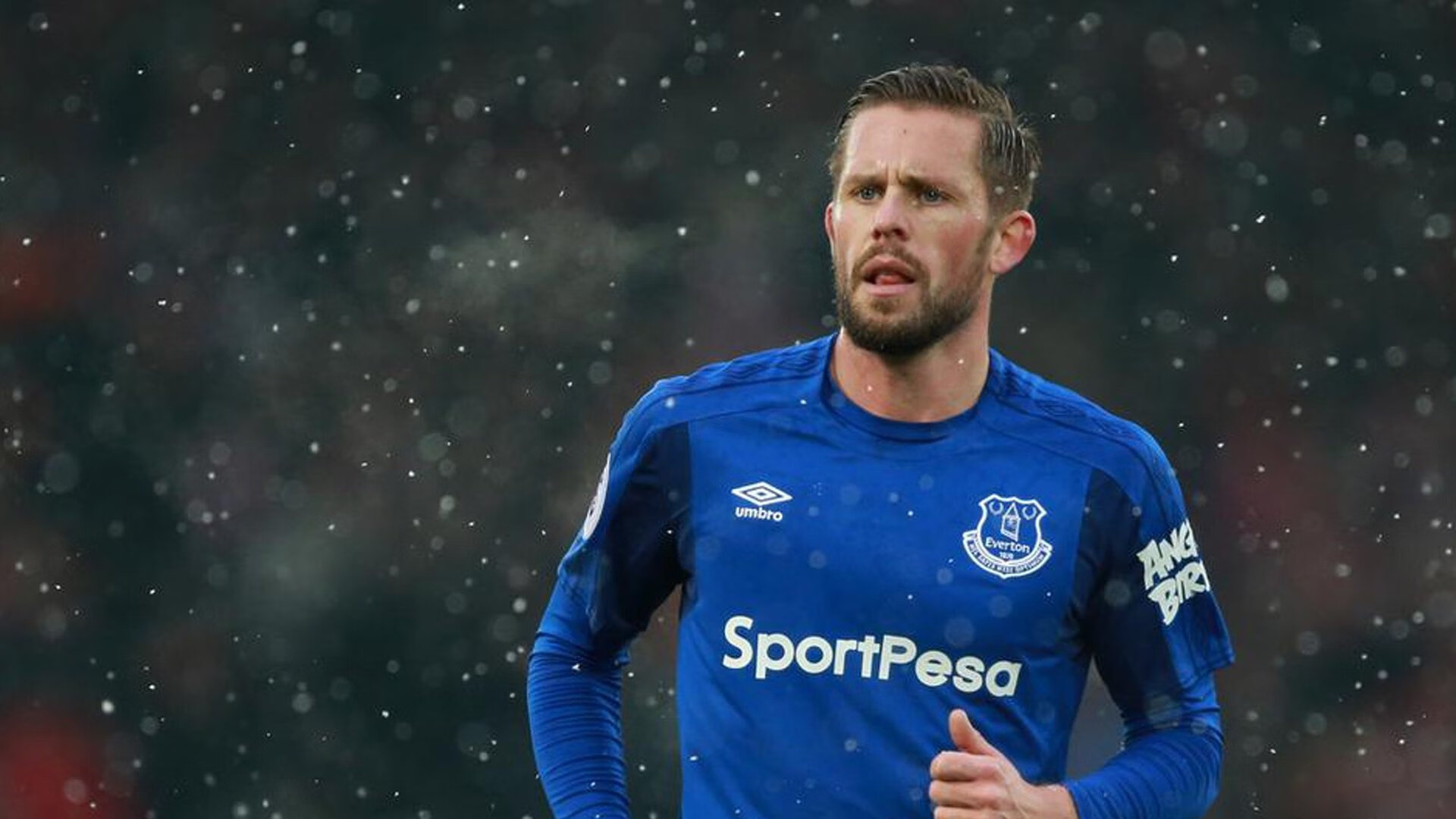 意甲焦点战,当绿茵场上的喧嚣,映照世界角落的无声封锁